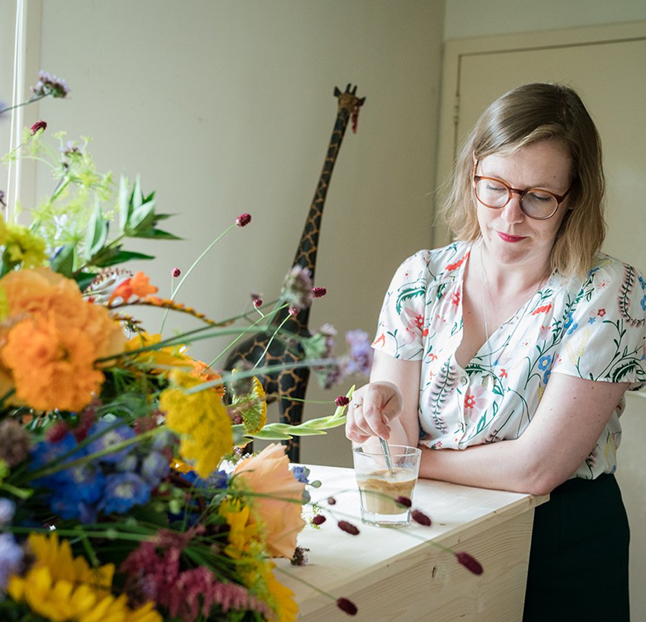 De opbaring is thuis. Emma neemt afscheid van haar vader met een kop ijskoffie, zijn favoriete drankje. Foto: Jacqueline Dersjant